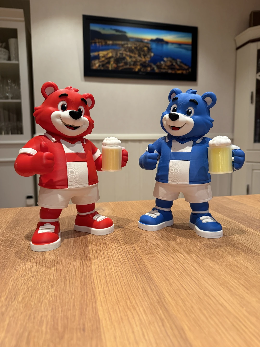 Rødhvit og blåhvit supporterbamse ved siden av hverandre, med begge figurer synlige fra ører til sko